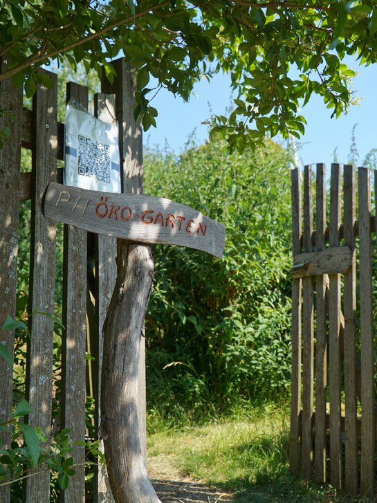Zu sehen ist das Eingangsschild in den Ökogarten der PH Heidelberg, einen außerschulischen Lernort.