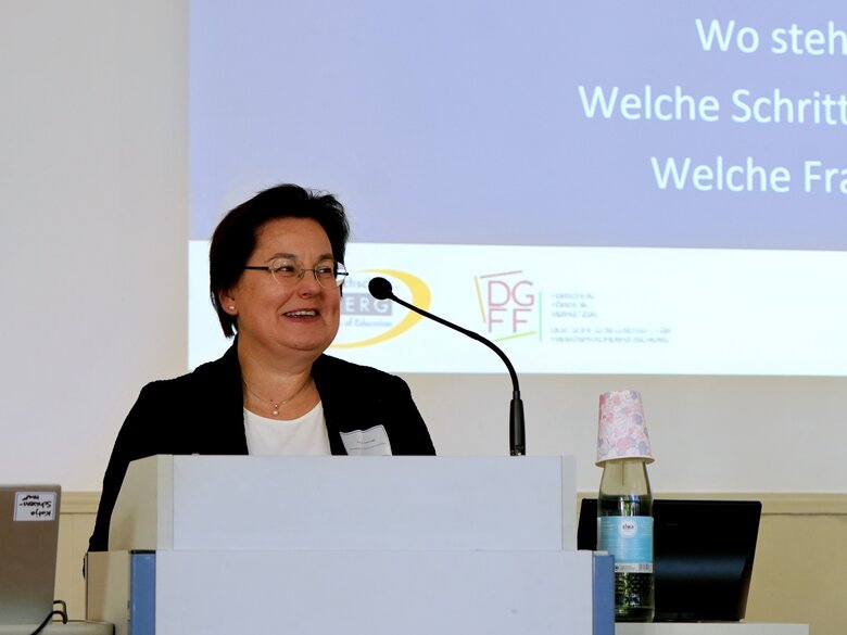 Karin Vogt, Englisch-Professorin an der Pädagogischen Hochschule, am Rednerpult. Das Foto wurde in der Aula der PHHD aufgenommen. 