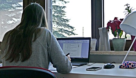 Studierende, die an einem Laptop arbeitet