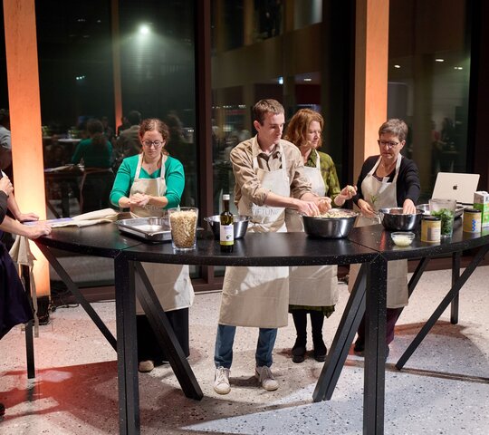 Zu sehen sind Mitglieder des 29. Heidelberger Ernährungsforums auf der Bühne