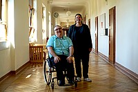Das Bild zeigt Helmuth Pflantzer und Neomi Heister. Sie stehen nebeneinander im Altbaubauflur der Hochschule. Copyright: PH Heidelberg