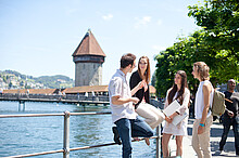 The photo shows young people standing at the lake. Copyright University of Teacher Education Lucerne