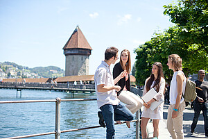 Gruppe Studierender am See in Luzern