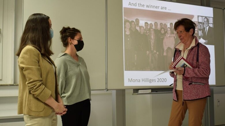 Bild der Verleihung des Uwe-Uffelmann-Preises an Mona Hilliges (2020) und Lynn Cohrs (2021)
