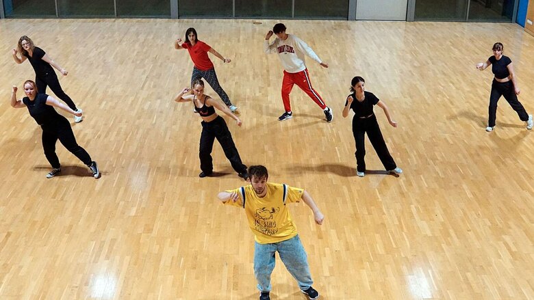 Zu sehen sind Studierende beim Tanzen.