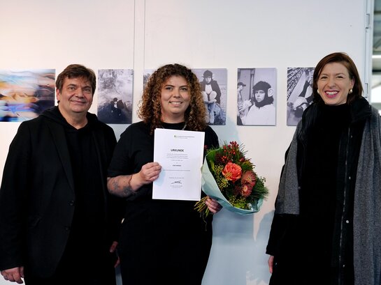 Zu sehen sind die Prof. Urlaß, die Preisträgerin und die Vertreter:in der Stiftung