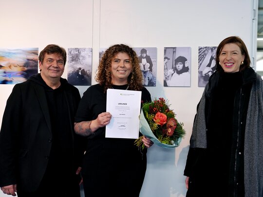 Zu sehen sind die Prof. Urlaß, die Preisträgerin und die Vertreter:in der Stiftung