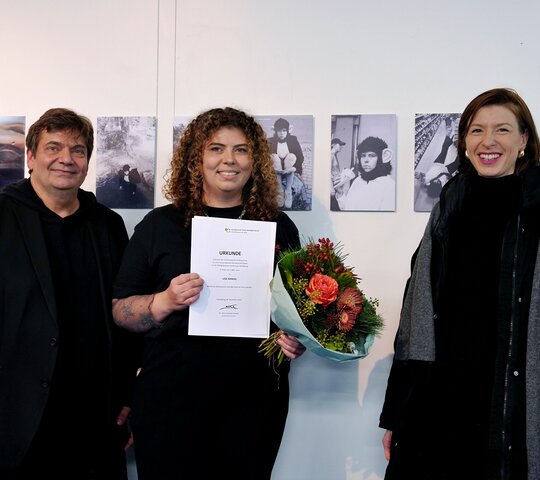 Zu sehen sind die Prof. Urlaß, die Preisträgerin und die Vertreter:in der Stiftung