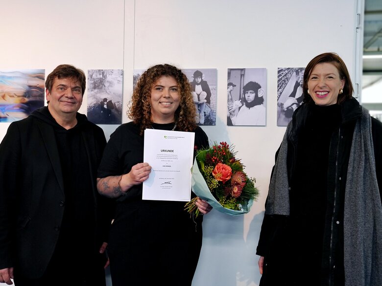 Zu sehen sind die Prof. Urlaß, die Preisträgerin und die Vertreter:in der Stiftung