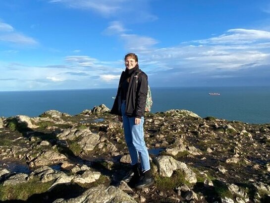 Zu sehen ist Lotte Schlimmer, eine Studentin des Bachelor Prävention und Gesundheitsförderung an der Pädagogischen Hochschule Heidelberg in ihrem Auslandsaufenthalt auf einem Berg.