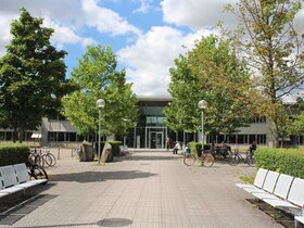 Außenansicht des Sportgebäudes