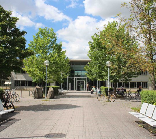 Außenansicht des Sportgebäudes