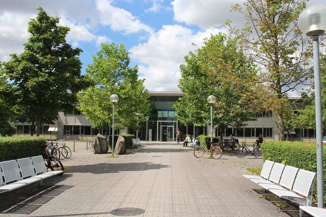 Außenansicht des Sportgeäubdes. Hier findet der Hochschulsport der Pädagogischen Hochschule Heidelberg statt. Der Zugang ist Barrierefrei. Campusplan und Gebäudeöffnung entnehmen Sie der Website.