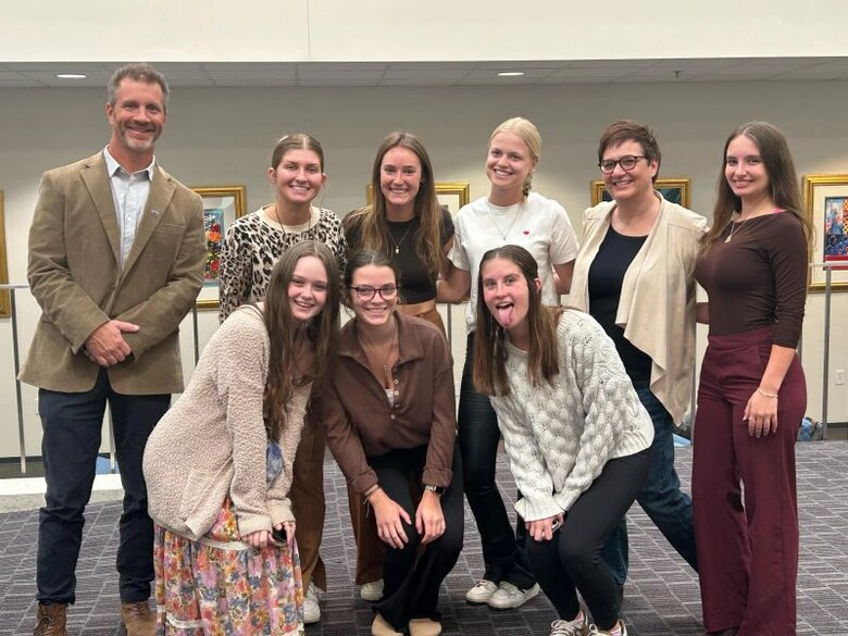 Ein Gruppenfoto von Studierenden der PH und der VWU, zusammen mit Caro Blume und dem Dekan Bill McDonnell