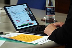 Das Bild zeigt eine Person vor einem Latopg, welcher gerade an ist. Neben dem Laptop liegen Papiere und im Hintergrund ist ein Trinkflasche zu erkennen. Copyright Pädagogische Hochschule Heidelberg