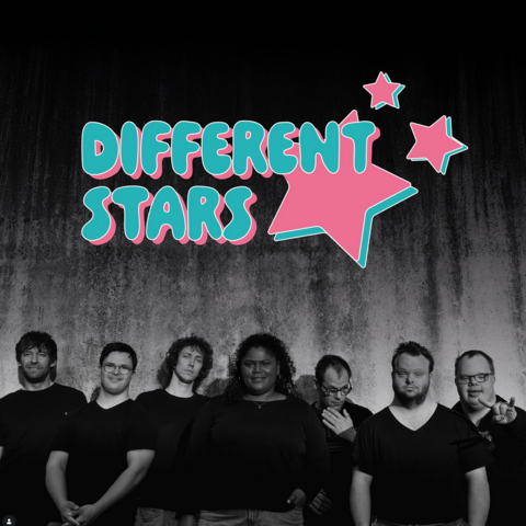 Das Foto zeigt eine schwarz-weiß-Aufnahme der sieben Band-Mitgllieder der Different Stars. Über den Personen steht in türkiser Schrift der Name "Different Stars", daeben sind Sterne in hellem Pink.