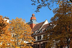 Das Symbolbild zeigt den Turm des Altbaus im Herbst.