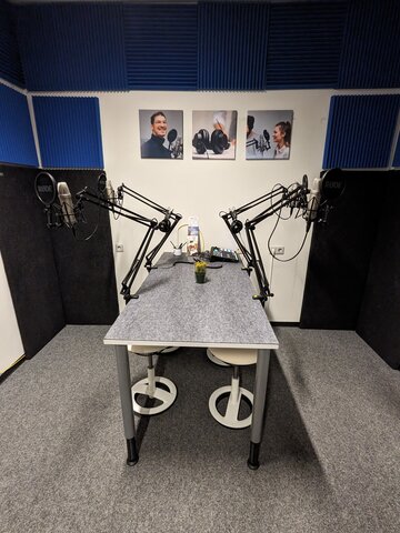 Zu sehen ist das Podcast-Studio im Neubau der PH Heidelberg.
