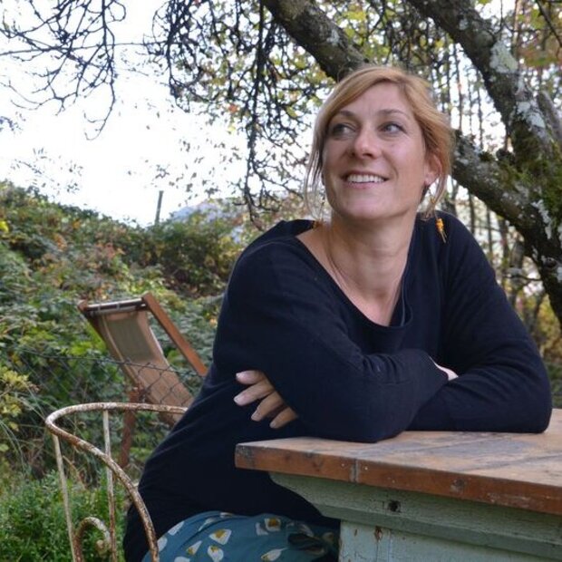 Entspanntes Porträt von Stefanie Höfler in der Natur