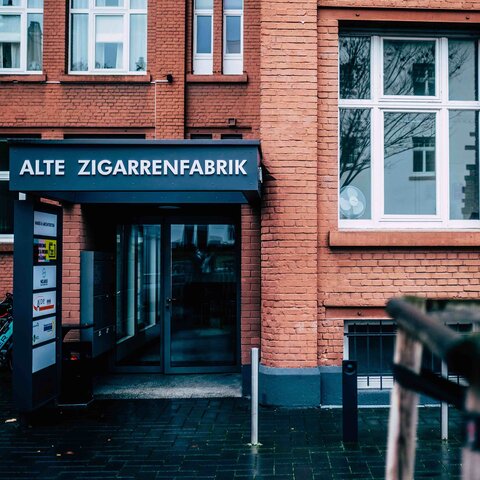 Das Gebäude des Transferzentrum von außen.