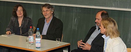 Daniel Pennac (Mitte) im Gespräch mit Studierenden der PH Heidelberg