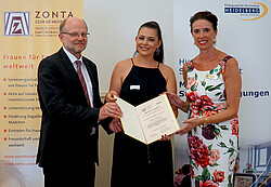 Saskia Hermann neben einem Mann und einer Frau die den Annelie-Wellensiek-Förderpreis erhalten hat.