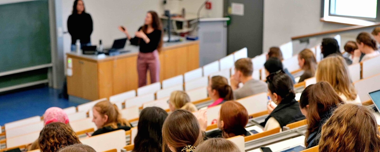 Studierende im Hörsaal sitzend.