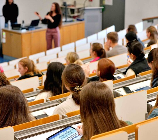 Studierende im Hörsaal sitzend.
