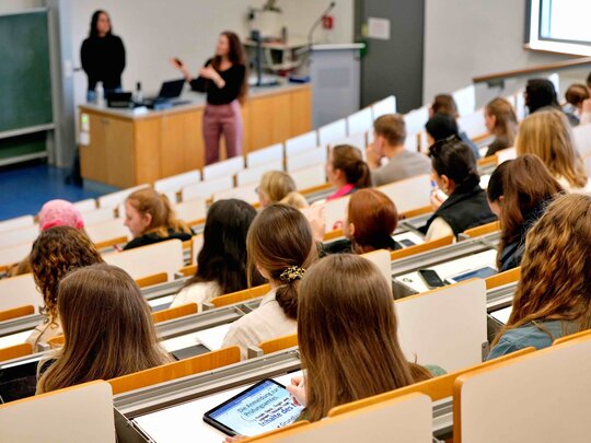 Studierende im Hörsaal sitzend.