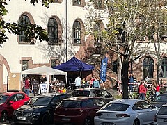 Bild aus der Ferne vom Fahrradcheck-Stand und dem Polizeistand