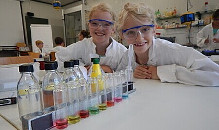 Bild von Kindern beim Experimentieren