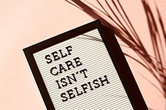 Eine Tafel auf der steht: Self care isn't selfish