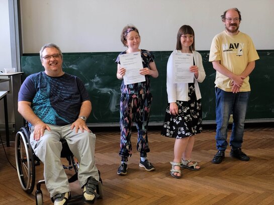 Das Bild zeigt die Qualifizierungsteilnehmerinnen Susann Bensch und Louisa Kabbe, die ihr Zertifikat zur bestanden Modulprüfung in den Händen halten. Rechts und links neben ihnen sind die Bildungsfachkräfte Helmuth Pflantzer und Thilo Krahnke.