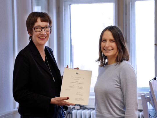 Karin Vach und Christina Bär bei der Zertifikatsübergabe