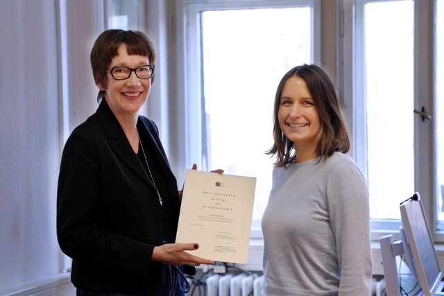Rektorin Karin Vach und Christina Bär bei der Zertifikatsübergabe, welche Christina Bär im Bereich der digitalen Lehre nutzte.