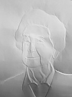 Das Bild zeigt ein Werkbeispiel von Nele Weinmann. Es handelt sich dabei um eine in Papier gefaltete ältere Dame.