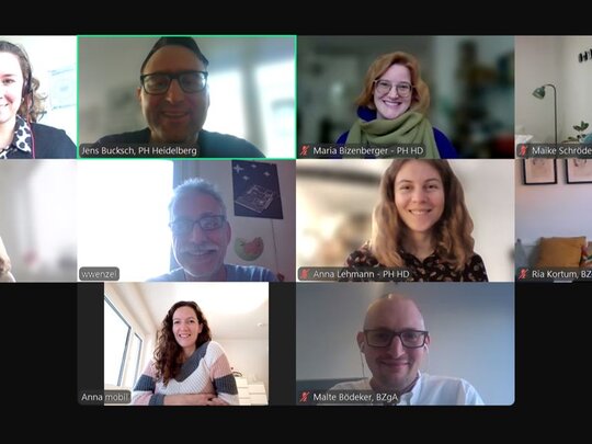 Auf dem Bild ist ein Screenshot eines digitalen Meetings zu sehen, mit Profilbildern der Projektbeteiligten