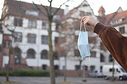 Das Bild zeigt zeigt im Innenhof der Pädagogischen Hochschule eine in der Hand gehaltenen Maske. Copyright Pädagogische Hochschule Heidelberg 