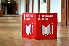 Das Bild zeigt einen Würfel mit dem SDG 4.