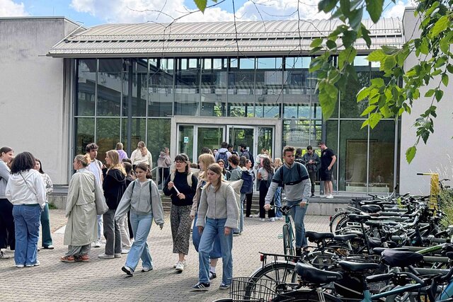 Zu sehen ist das Hörsaalgebäude der PH Heidelberg im Neuenheimer Feld, in dem auch hörsaal+ stattfindet.