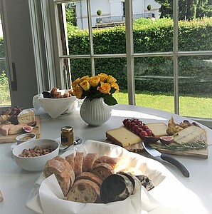 Buffet vor Fenster