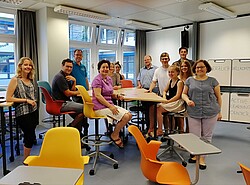  Active Learning Center in dem eine Gruppe von Leuten sitzt.