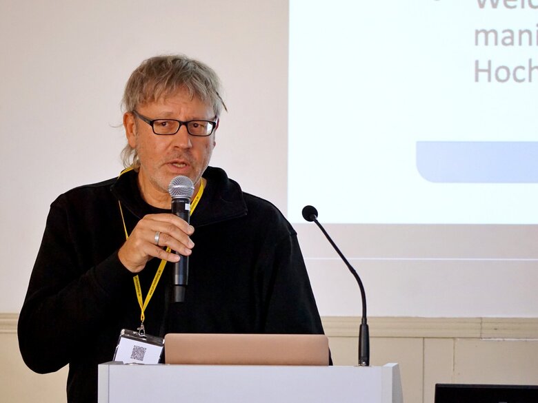 Zu sehen ist Professor Thomas Schübel am Rednerpult.
