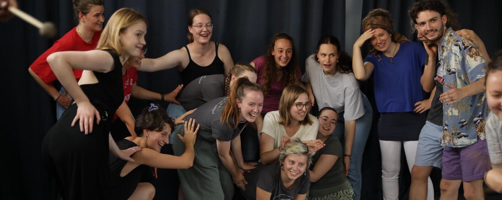Schauspieler und Stuiderende der Theaterpädagogik beim Tag der offnen Tür "Play in a Day"