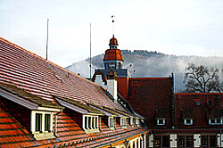  Altbauturm der Hochschule. 
