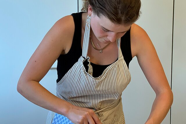 Eine Studentin des Studiengangs Alltagskultur und Gesundheit kocht in der Lehrküche.