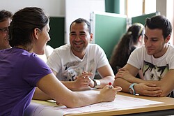 Das Foto zeigt sich gegenüber sitzende Studierende im Grünen Zimmer.