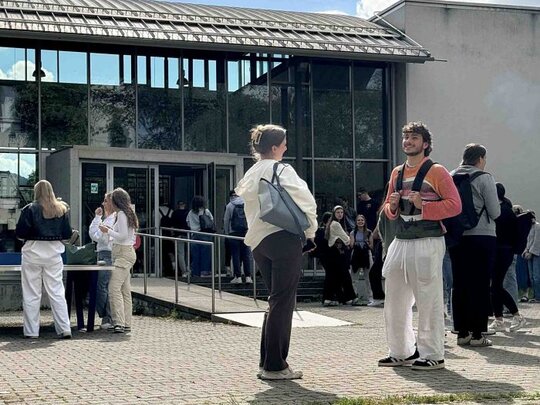 Studierende vor dem Hörsaalgebäude.
