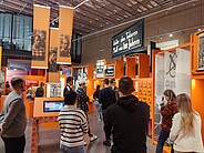 Foto von Studierenden in der Museumshalle