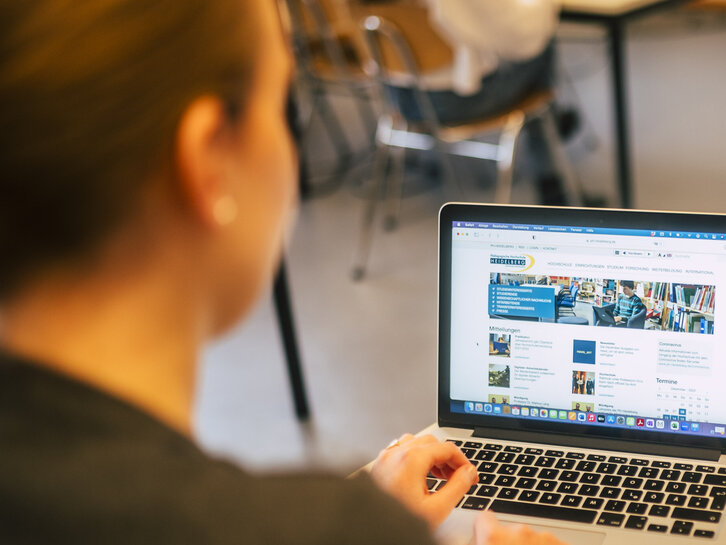 Zwei Studierende besuchen die PH-Website. 